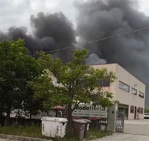 incendio manoppello scalo oggi|Abruzzo, incendio in un’azienda a Manoppello: “tenete le